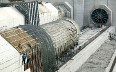 舞陽鋼廠建功青海公伯峽水電站引水壓力鋼管施工現(xiàn)場(chǎng)